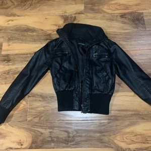 WOMEN’S BLACK LEATHER JACKET | M